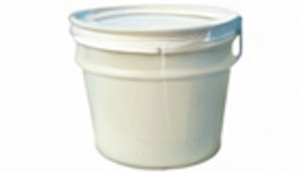 Fine polishing paste for plastic parts